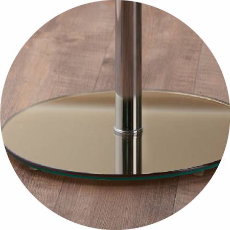 Skleněná hrana: hladký povrch a zkosený design.